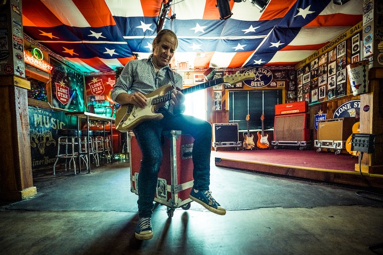 Chris Duarte, photo, interview, Texas blues guitar slinger