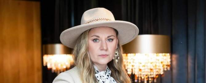 Joanne Shaw Taylor, photo, 'Grayer Shade of Blue' (Acoustic)